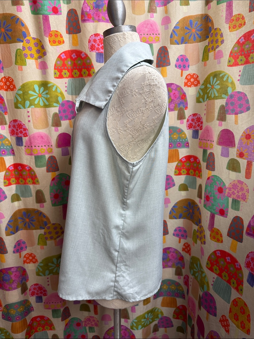 SHEIN Sleeveless Collared Blouse. Large - Picture 6 of 8